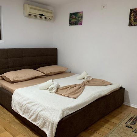 Guesthouse N&B Berat Bagian luar foto