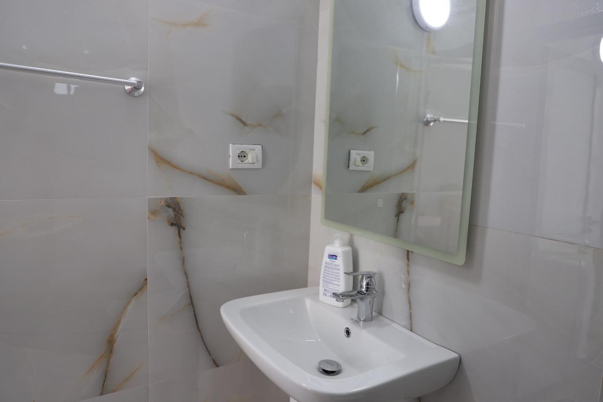Guesthouse N&B Berat Bagian luar foto