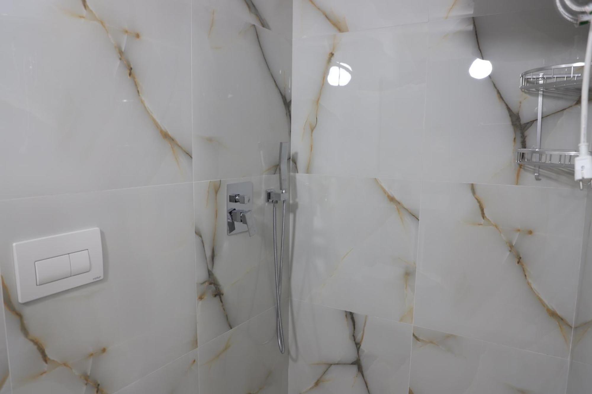 Guesthouse N&B Berat Bagian luar foto