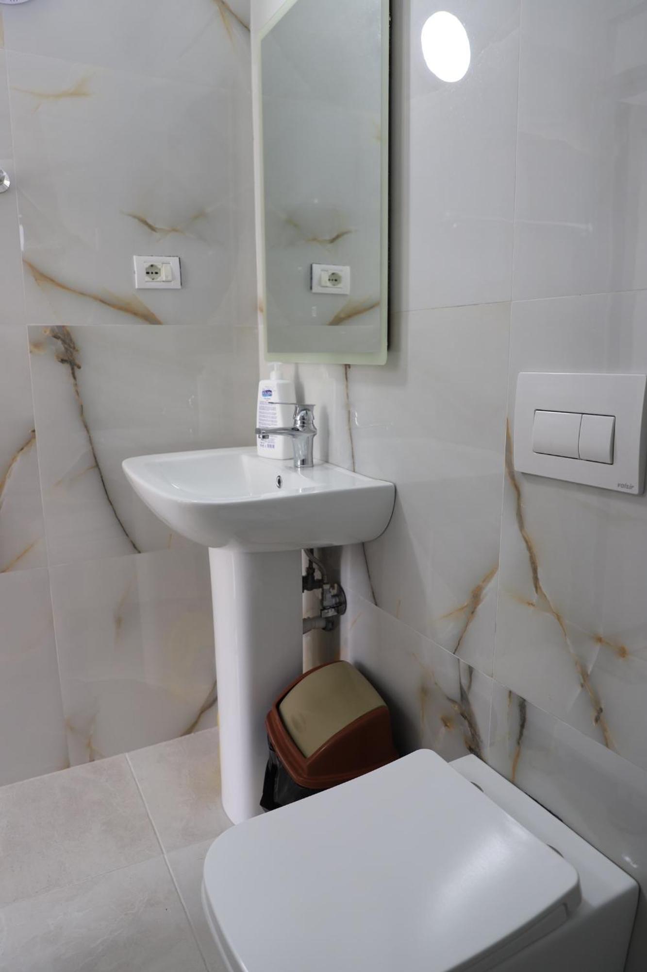 Guesthouse N&B Berat Bagian luar foto