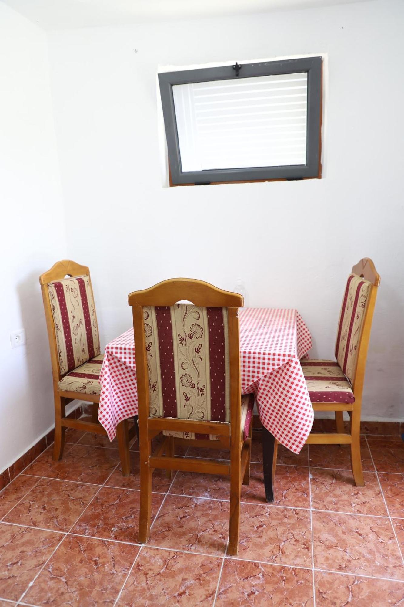 Guesthouse N&B Berat Bagian luar foto
