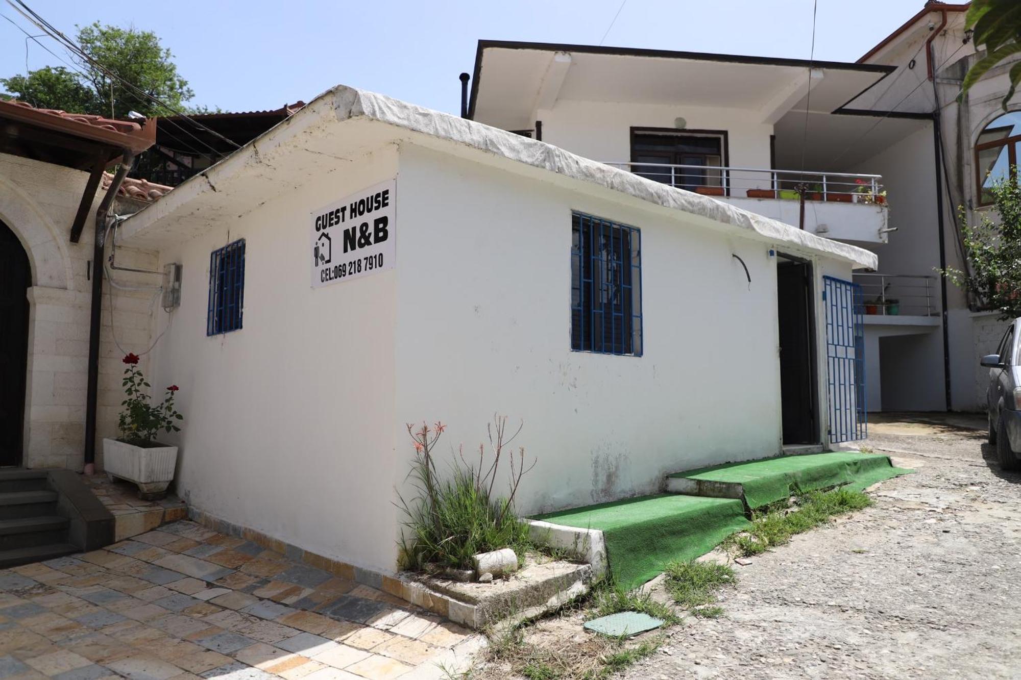 Guesthouse N&B Berat Bagian luar foto