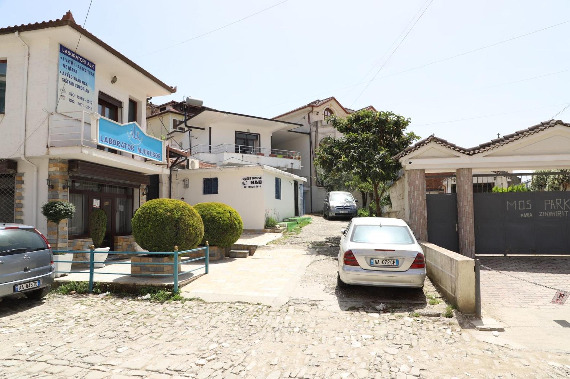 Guesthouse N&B Berat Bagian luar foto