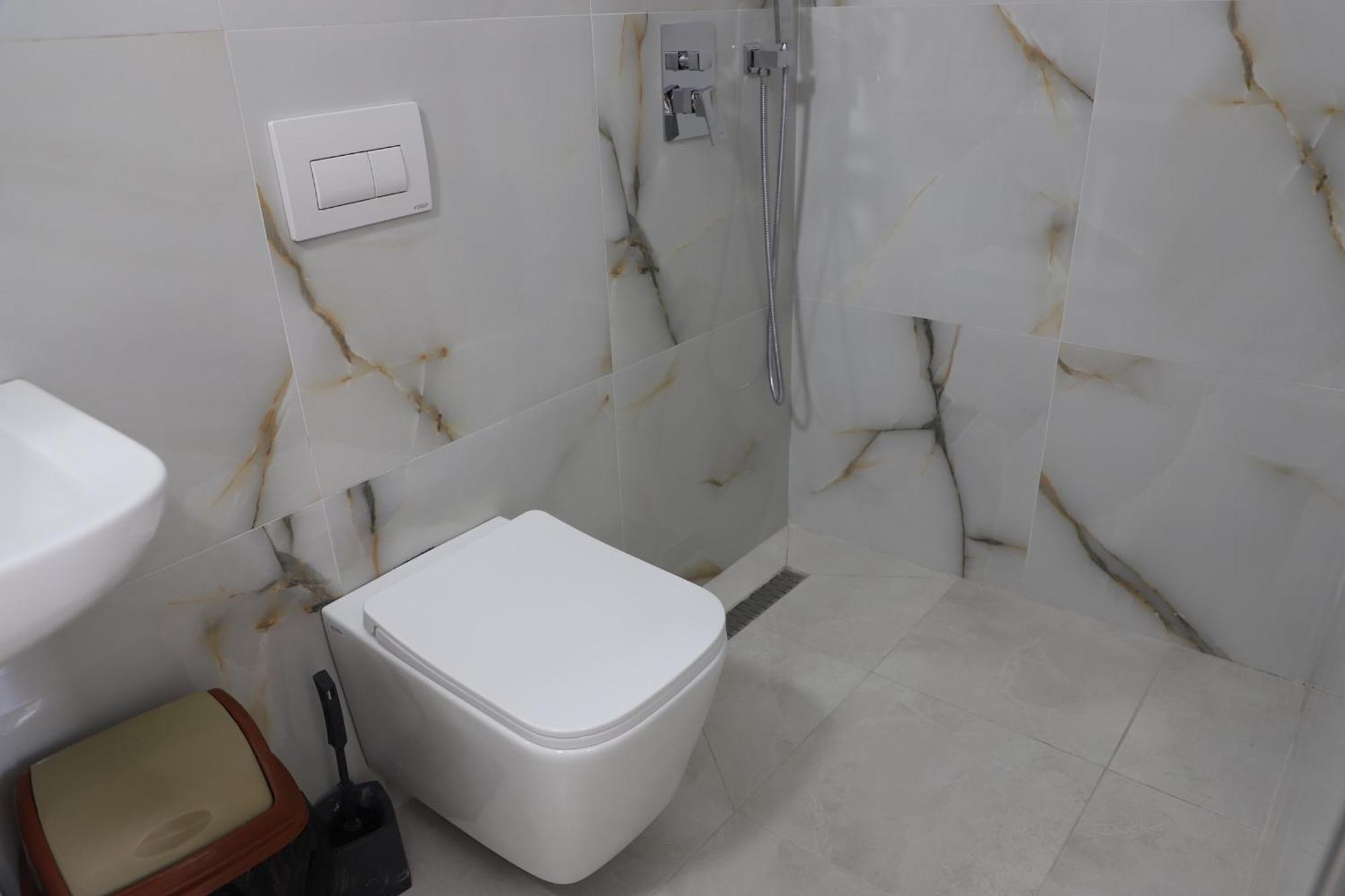 Guesthouse N&B Berat Bagian luar foto