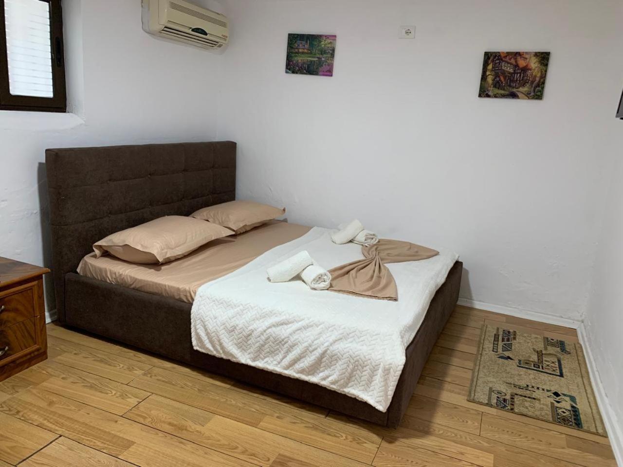 Guesthouse N&B Berat Bagian luar foto