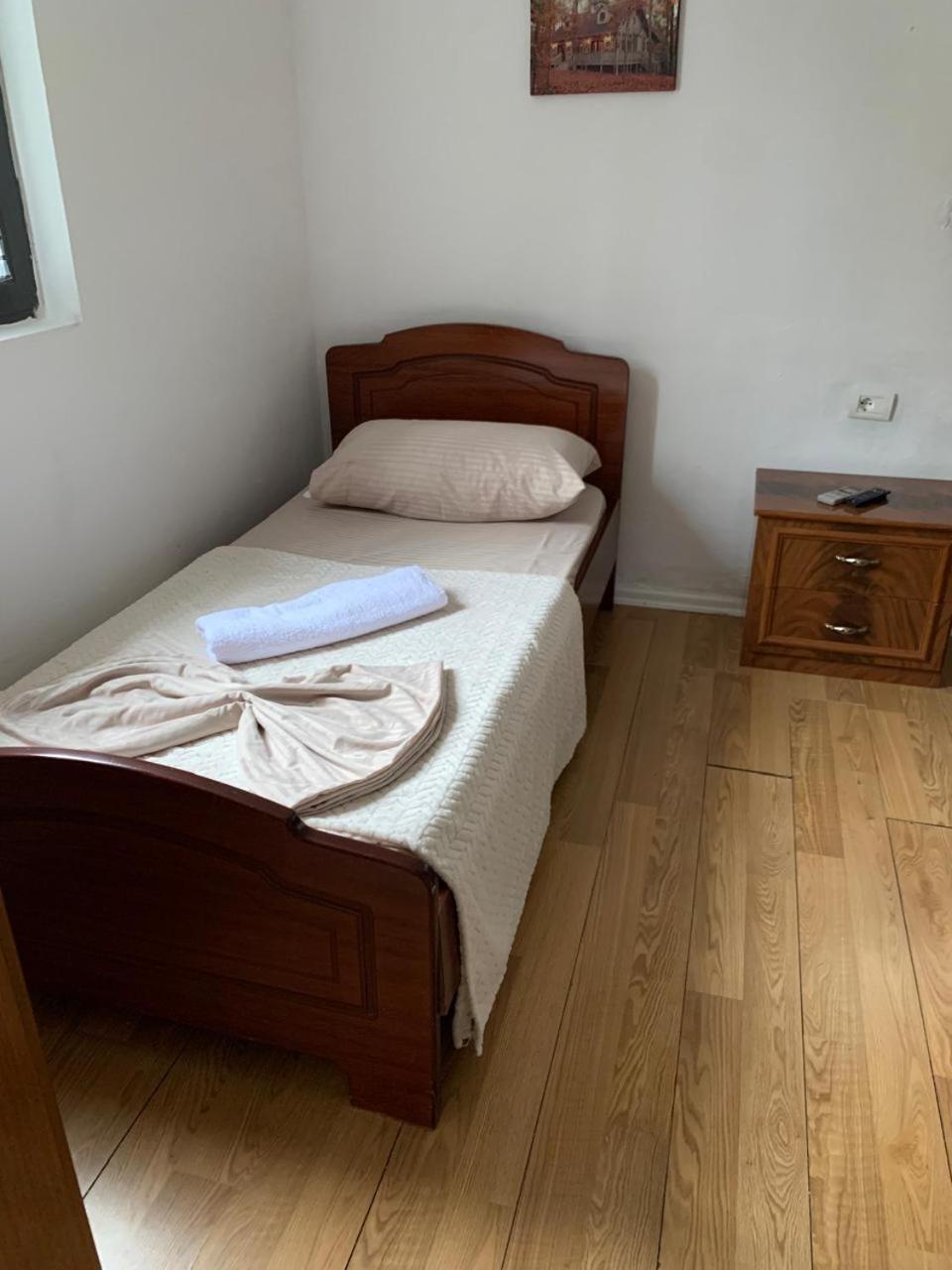 Guesthouse N&B Berat Bagian luar foto