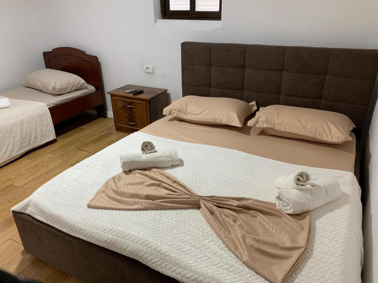 Guesthouse N&B Berat Bagian luar foto